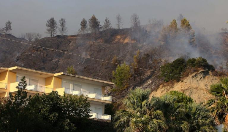 Φωτιά στη Χαλκιδική: Καταστροφές σε δύο σπίτια – Συγκρατημένα αιδιόδοξος ο Τζιτζικώστας (εικόνες)
